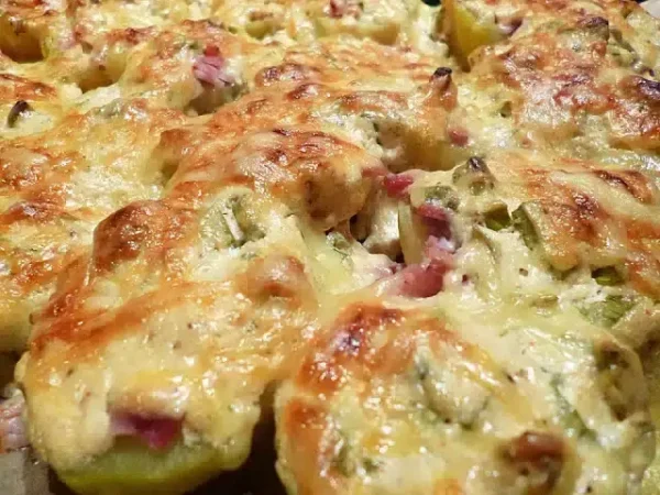 Batatas assadas cobertas (batatas assadas com bacon, creme azedo e queijo)