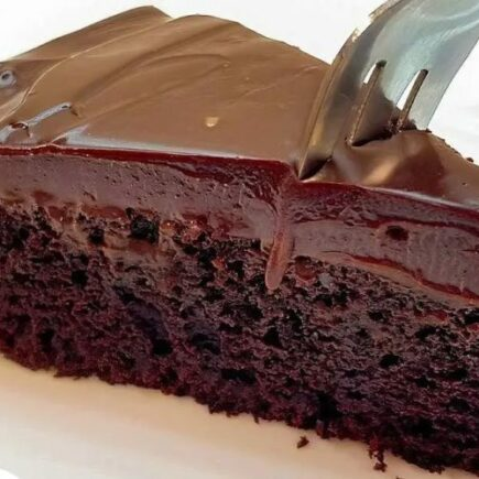 Bolo de chocolate sem ovos nem leite: uma receita simples