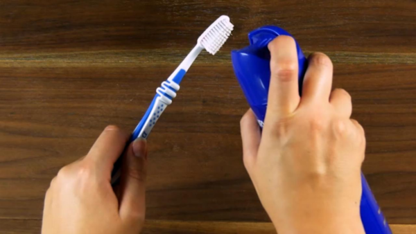 Borrife spray de cabelo na escova de dentes e aproveite os resultados: o que acontece