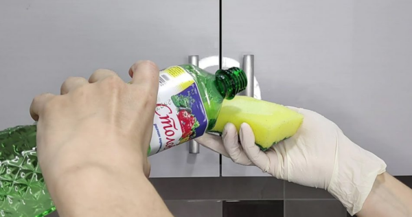 COMO LIMPAR OS MÓVEIS DA COZINHA?