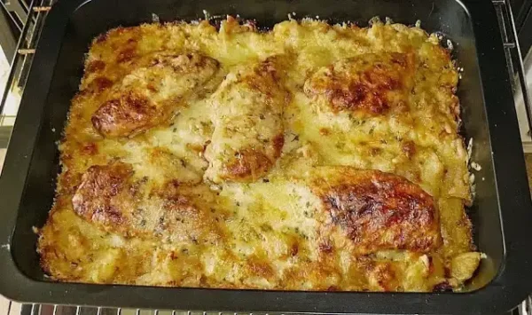 Caçarola de batata frita com schnitzel