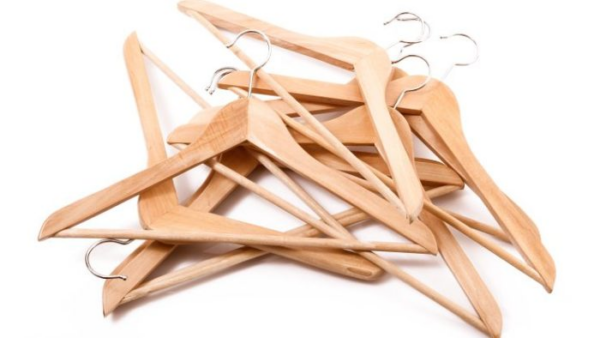 Cabides de cabeça para baixo no guarda-roupa: desde que fiz isso resolvi a bagunça!