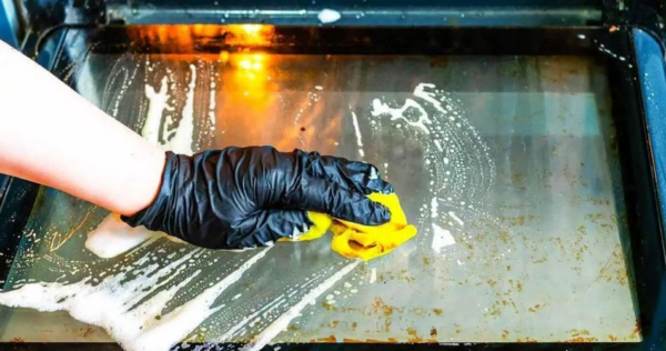 Cada forno possui este botão secreto: graças a ele você pode limpá-lo com eficácia