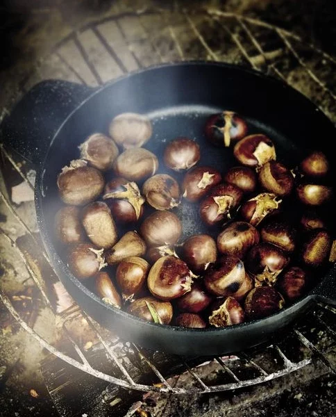 Castanhas assadas em fogo de lenha
