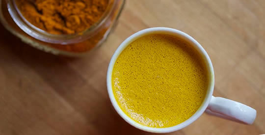 Chá de ervas de cúrcuma: a bebida terapêutica que cura dezenas de doenças