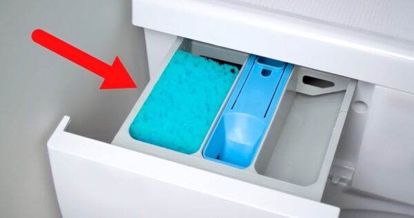 Coloque 1 esponja na cuba da máquina de lavar: é isso que acontece com a roupa