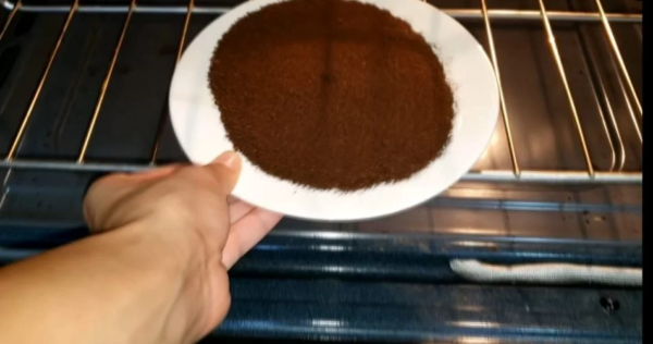 Coloque a borra de café no forno, o que você verá depois de 10 minutos é inesperado