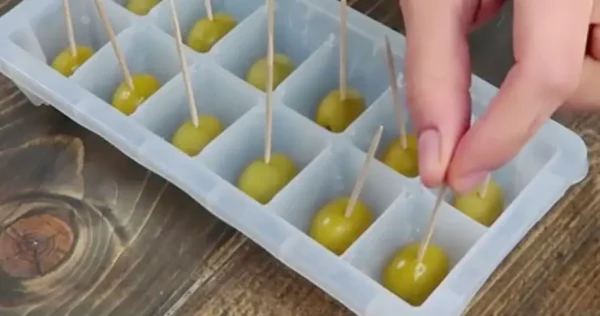 Coloque azeitonas na bandeja de gelo: veja por que você deveria
