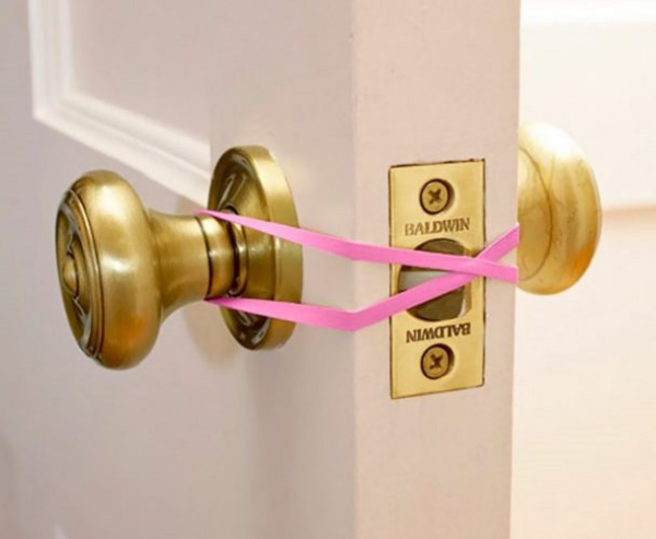 Coloque um elástico nas maçanetas das portas – o truque que vai lhe poupar muitos problemas