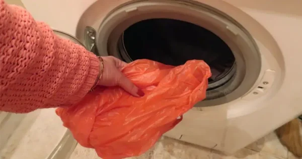 Coloque um saco plástico na máquina de lavar. Você sempre fará isso de novo