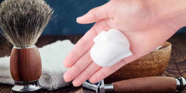 Coloque uma camada generosa de creme de barbear no pano e deixe a mágica acontecer!