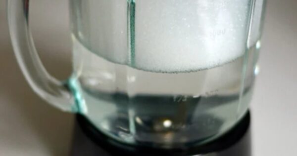 Coloque uma colher de chá de bicarbonato de sódio no liquidificador e bata: Resultado impecável!