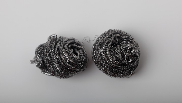 Coloque uma esponja de rede em uma garrafa de plástico: fazem isso até em hotéis