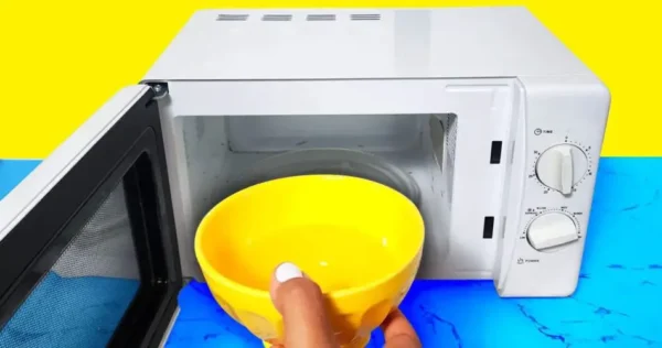 Coloque uma tigela com água e bicarbonato de sódio no micro-ondas – é a solução para um problema comum