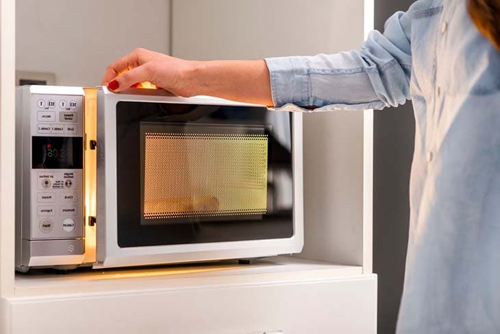 Coloque uma tigela com água e bicarbonato de sódio no micro-ondas: é a solução para um problema comum 2 Uso de microondas