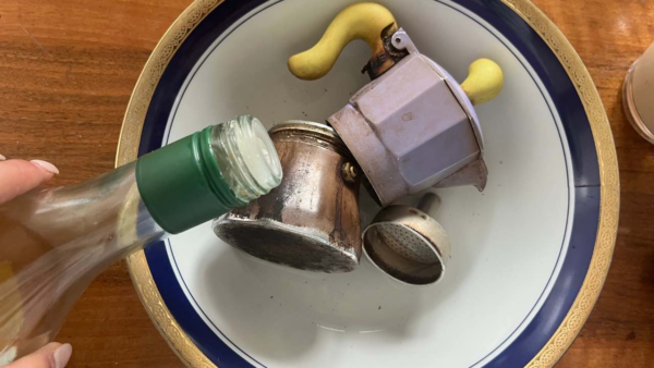 Com o método dessa avó a moka fica bem limpa de novo: o café vai ficar mais gostoso