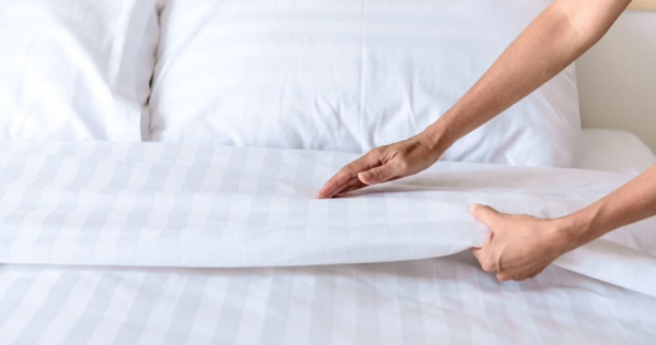 Com que frequência você deve trocar seus lençóis: três efeitos colaterais preocupantes da roupa de cama suja