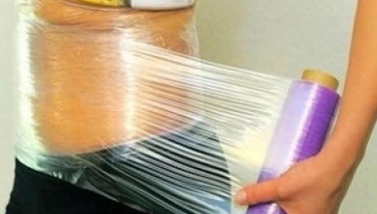 pasta de dente e creme de cebola na barriga com filme transparente