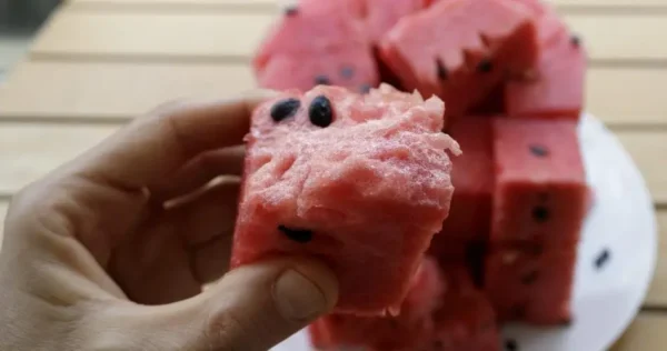 Comem-se sementes de melancia: por isso são saudáveis