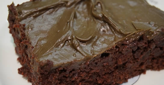 Comer bolo de chocolate no café da manhã ajuda a perder peso