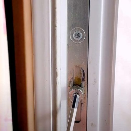 Como alterno as janelas de PVC para o “modo verão” para economizar energia?