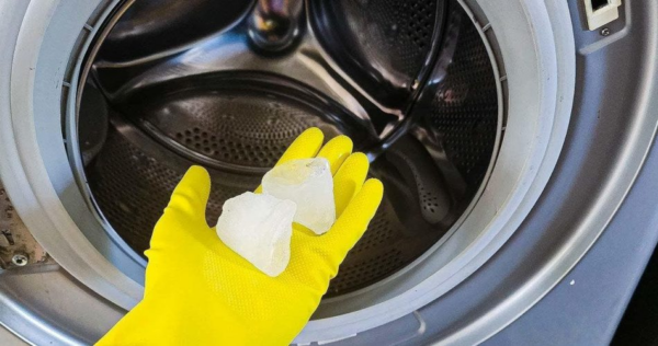 Como arrumar a roupa na secadora com cubos de gelo?