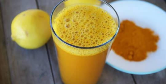 Como combinar limão e açafrão para perder peso e acelerar a digestão