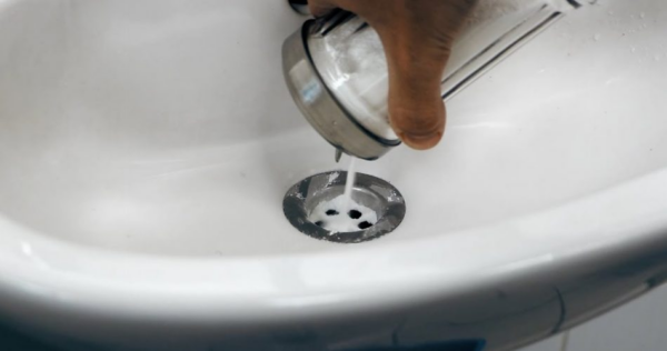 Como desentupir a pia com sal: 3 métodos simples