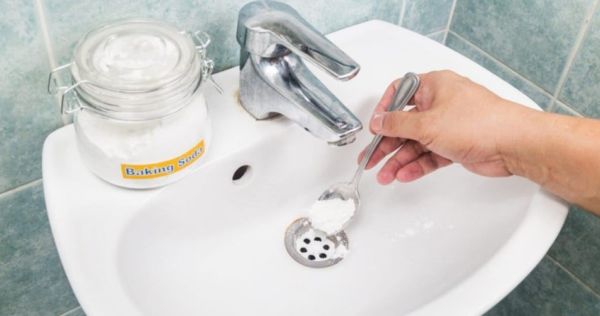 Como desentupir pia de banheiro sem produtos químicos?