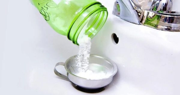 Como desentupir ralos com bicarbonato de sódio e vinagre branco