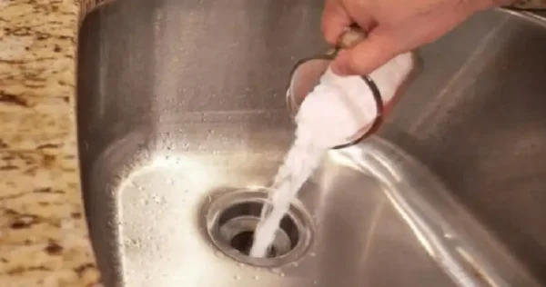 Como desentupir sal de uma pia – 3 métodos simples