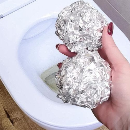 Como faço para limpar a cisterna do vaso sanitário com papel alumínio?