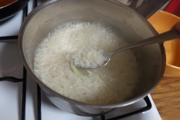 Como fortificar plantas com água de cozimento de arroz e chalotas