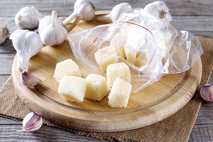 Alho em um saco para freezer