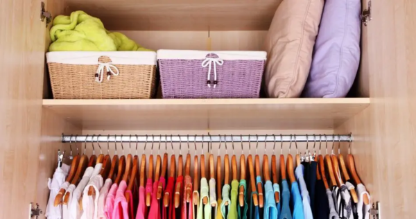 Como lavar e organizar seu guarda-roupa antes de guardar todas as roupas