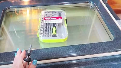 Como limpar as lacunas entre as portas do forno