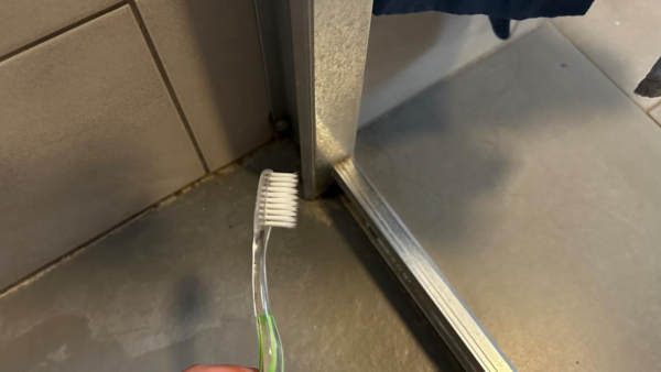 Como limpar perfeitamente as grades do chuveiro: você não encontrará vestígios de sujeira