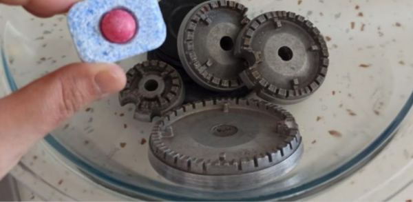 Como limpar queimadores de fogão com pastilhas para lava-louças