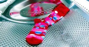 Como parar de perder meias na máquina de lavar