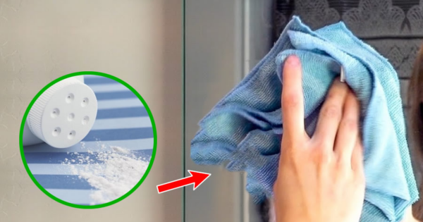 Como polir espelhos de banheiro com talco