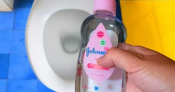 Como posso usar óleo de bebê para limpeza?