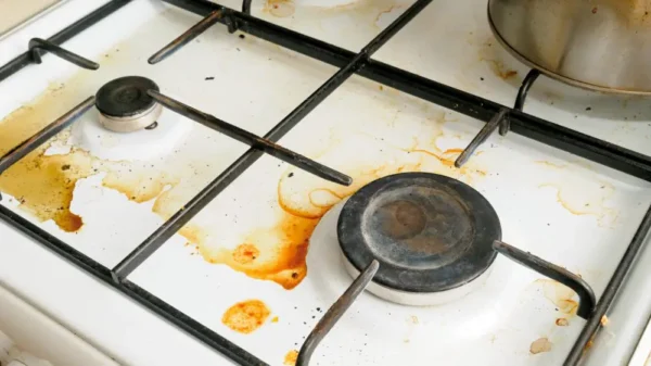 Como preparar um poderoso desengordurante caseiro para todas as superfícies da cozinha