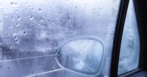 Como remover o embaçamento dos vidros do carro sem usar ventilação?