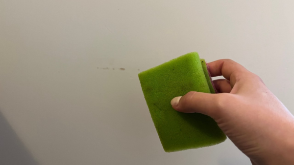 Como remover riscos pretos de paredes de forma rápida e natural: muito simples