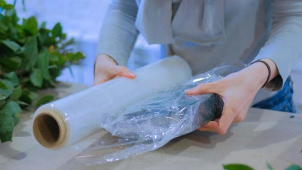 Como usar filme plástico e por que guardá-lo na geladeira?