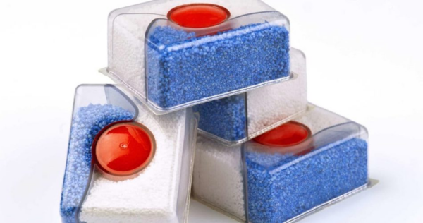 Como usar pastilhas para lava-louças para limpar manchas difíceis em sua casa