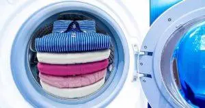 Como você lava camisas sem danificá-las?
