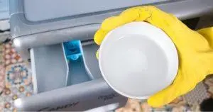 Como você lava roupa na máquina de lavar com amônia?