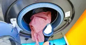 Como você limpa a máquina de lavar com sal grosso? Nossos 4 métodos