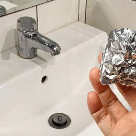 Como você limpa a torneira do banheiro sem arranhá-la?